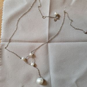 Pearl drop necklace